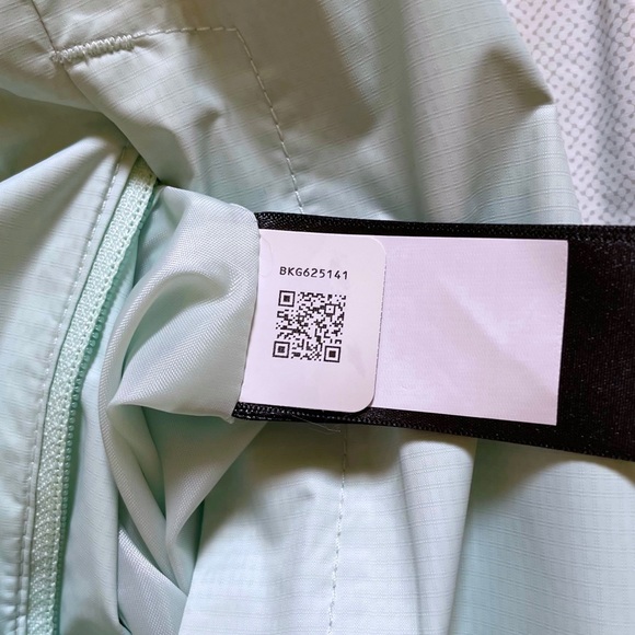 The North Face Women’s Venture 2 Rain Jacket In Misty Jade - Picture 8 of 9